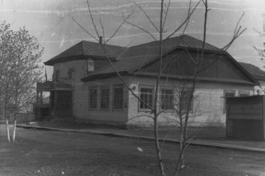 Старое здание Кочковского клуба (бывшая церковь) 1950-е – 1960-е годы